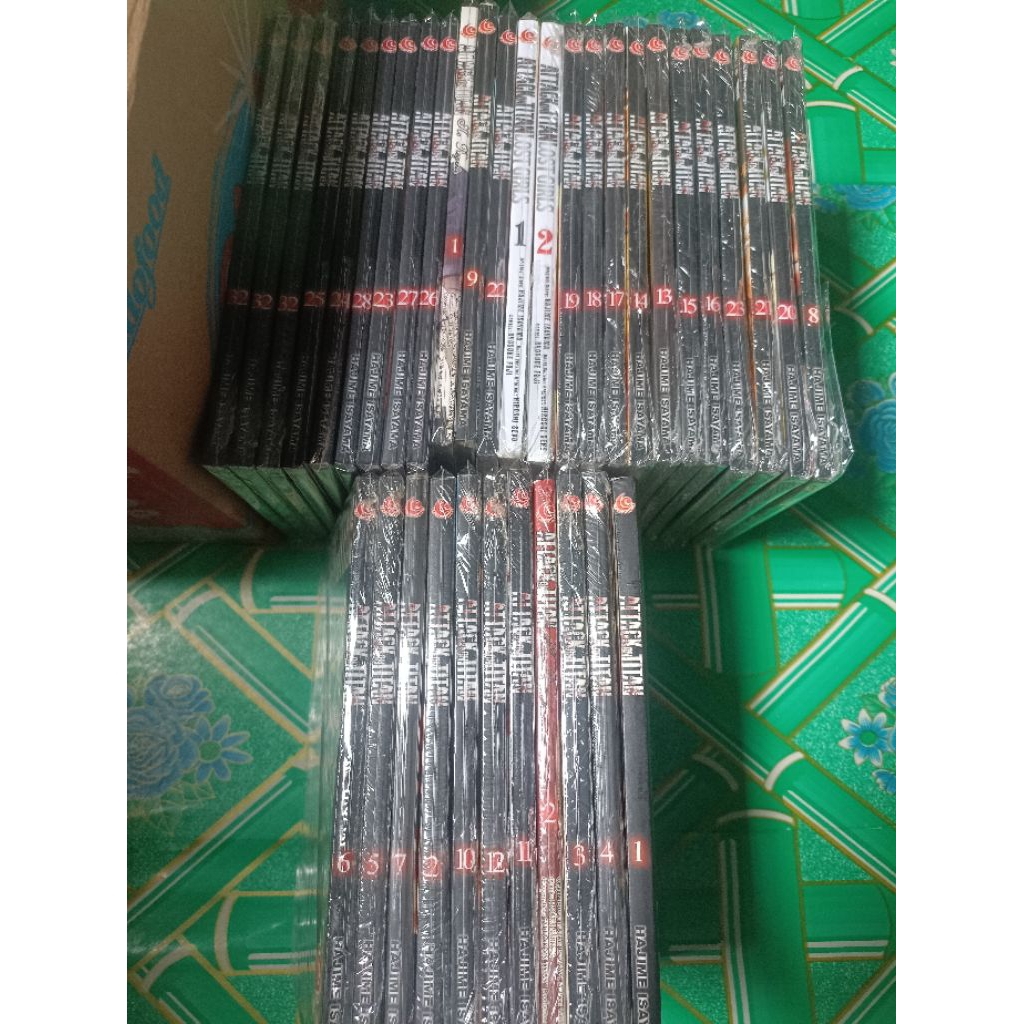Komik attack on Titan 1,2,3,4,5,6,7,8,9,10,11,12,13,14,15,16,17,18,19,20,21,22,23,24,25,26,27,28,32,