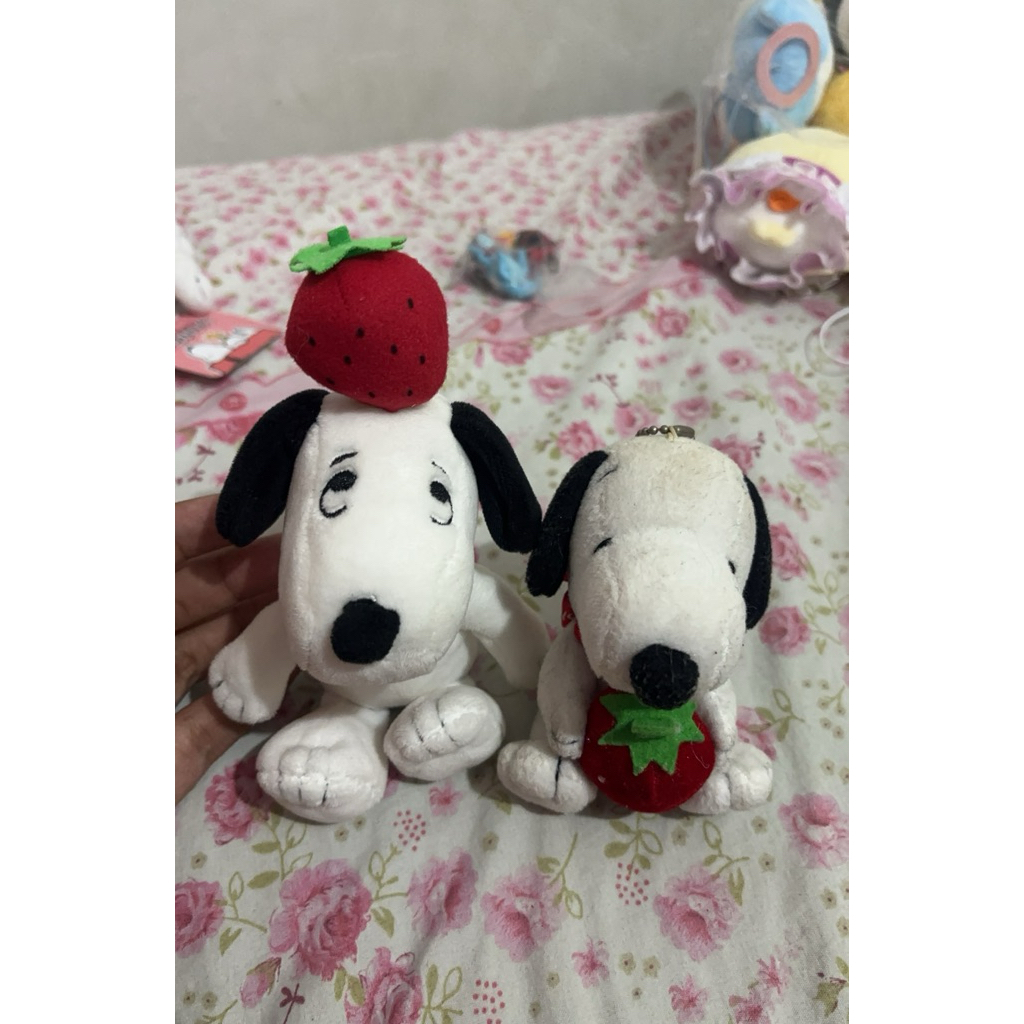 snoopy strawberry peanuts plush keychain