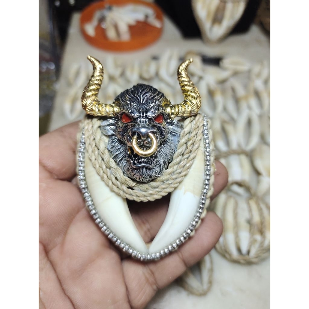 Liontin Taring Buaya Kepala Banteng Tanduk Emas