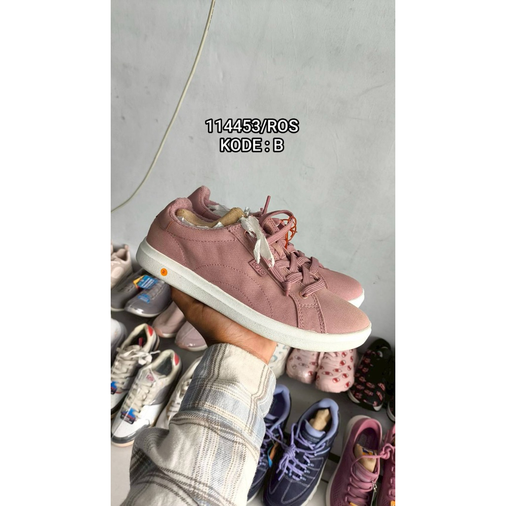 Skechers Woman’s Navy Size 40 (No Box)