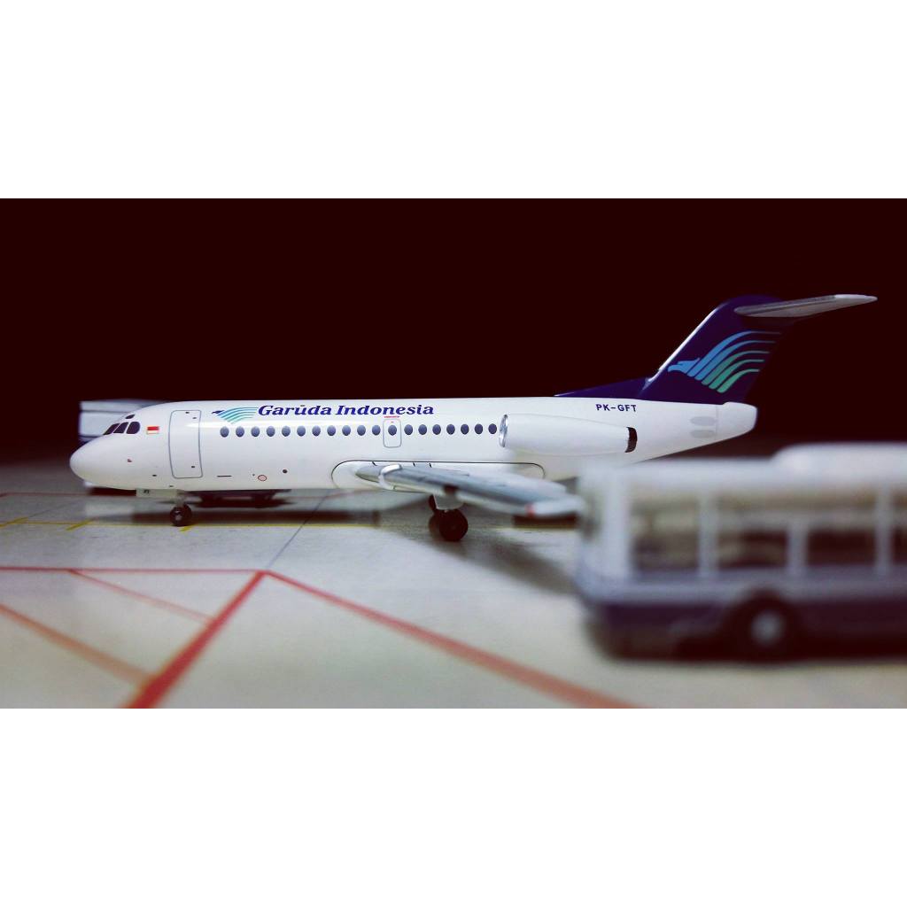 Diecast Pesawat - Garuda Indonesia - Fokker F-28-3000R Fellowship rego PK-GFT Aeroclassics skala 1:4