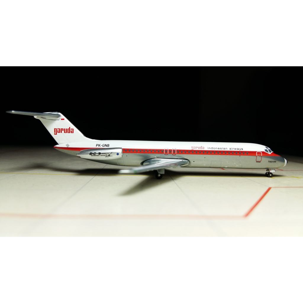 Diecast Pesawat - Garuda Indonesia - McDonnell Douglas DC-9- 32 - nose name kapuas - registration PK