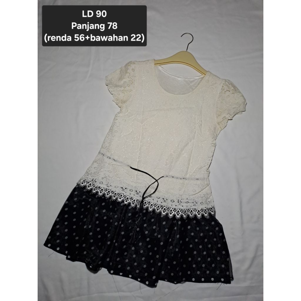 Dress Renda Putih dengan bawahan rok sambung polkadot