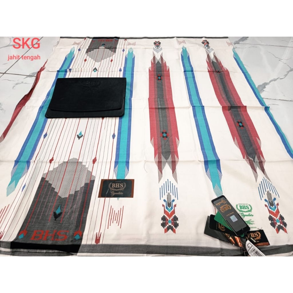*Sarung BHS Signature**Mutif SKG/ ada sutranya**Grade Gold**Signature/ putih lawas**Original/ akseso