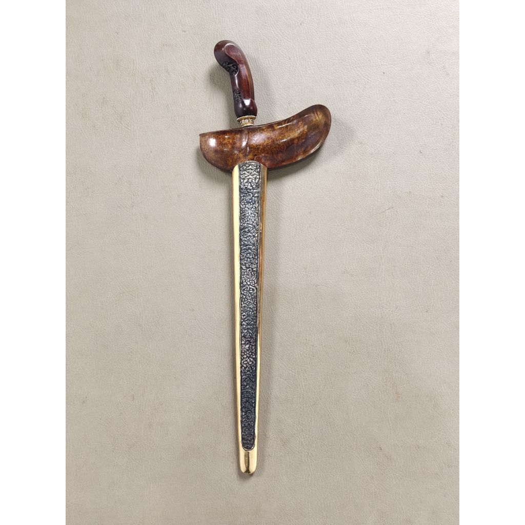 Keris Sengkelat Pamor Melati Sinebar Tangguh Madiun Sepuh dengan warangka kayu gembol jati