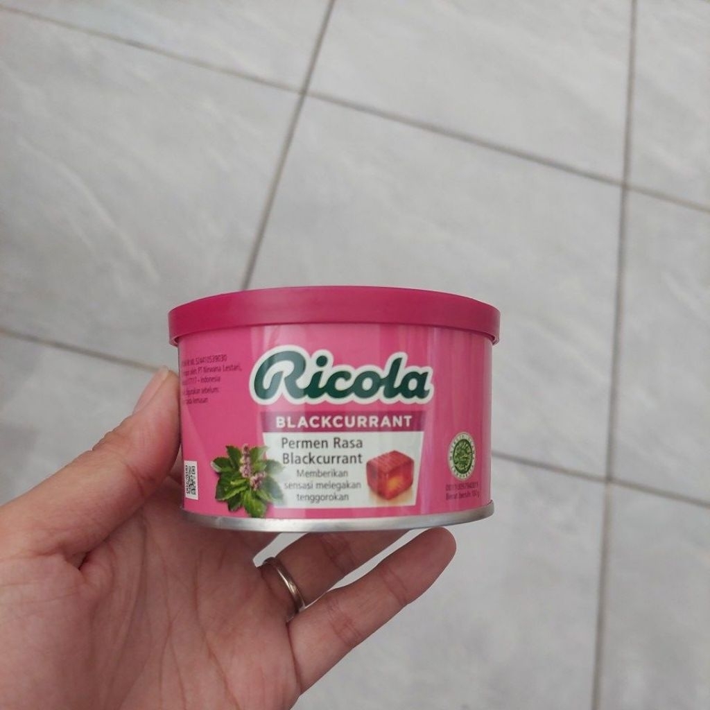 toples permen ricola kosong