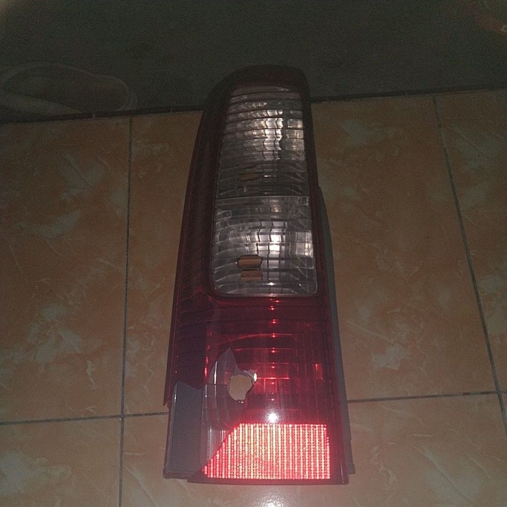 Lampu belakang avanza 2004