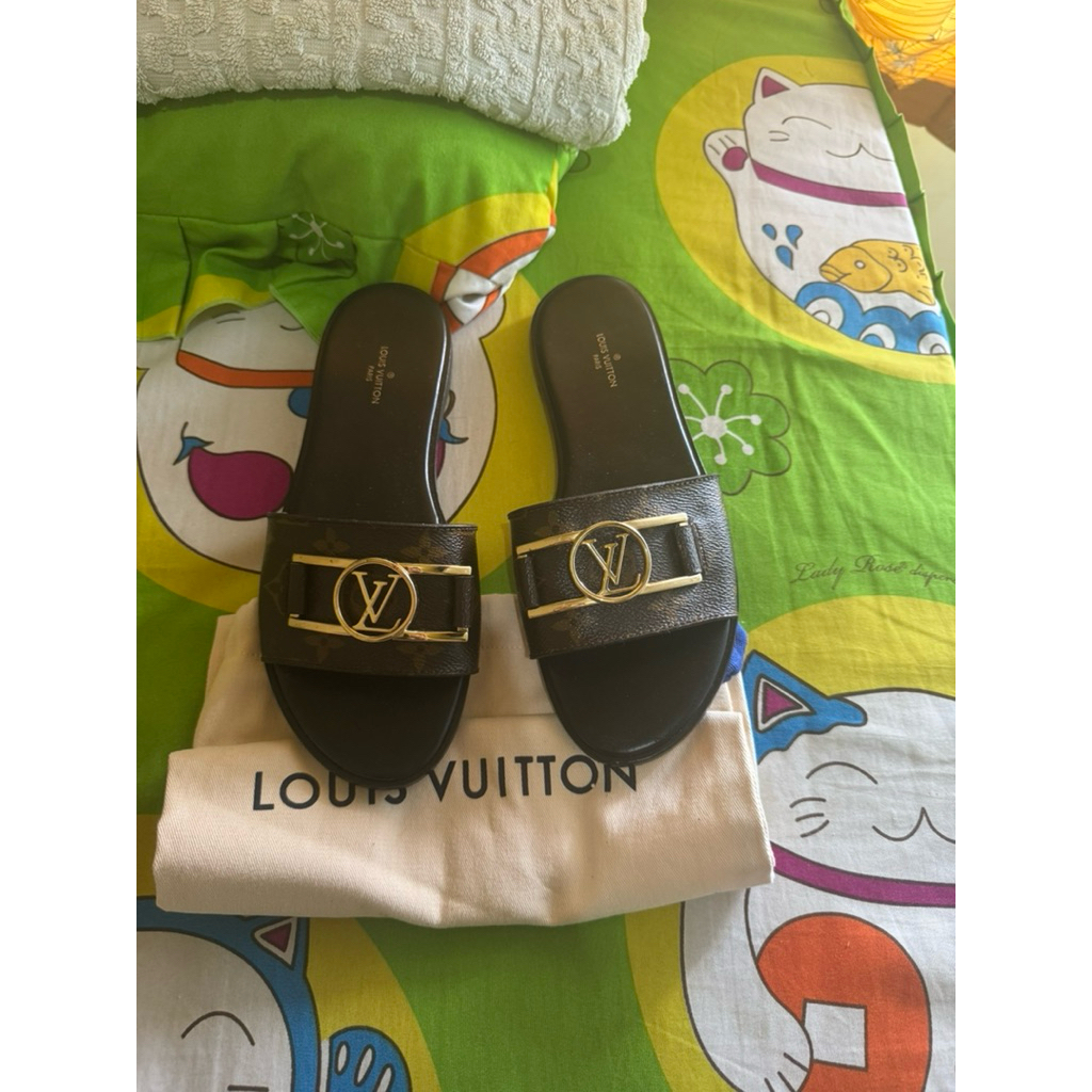 lv lock it sandal