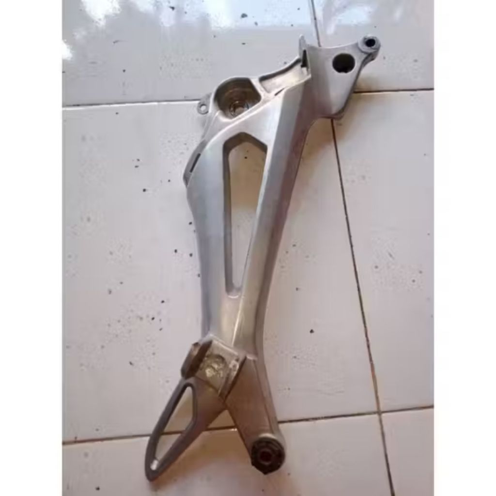 foot step step pijakan kaki Belakang bagian kanan Supra X125 non cakram Revo lama orisinil