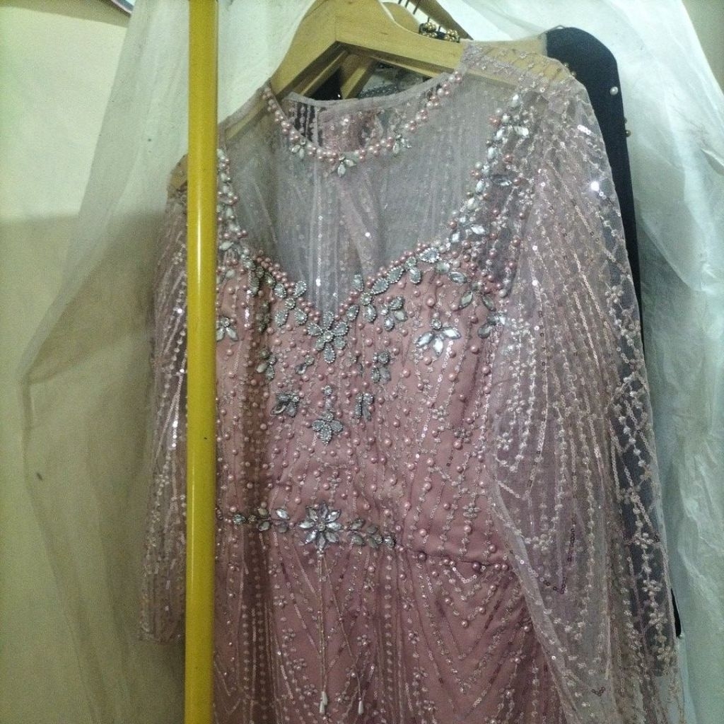 gaun pengantin rose gold