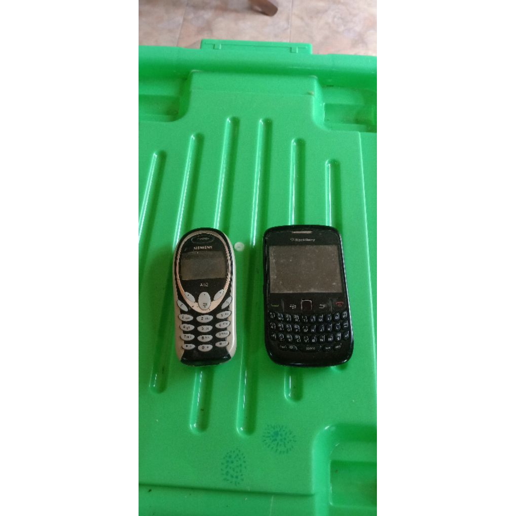 Hp blackberry curve blackberry 8530 dan hp Siemens A52 kondisi mati tidak terima retur bekas service