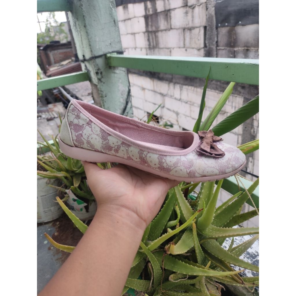 Crocs Slip-On Pumps Hello Kitty Soft Pink White Sepatu Selop Wanita Size 40
