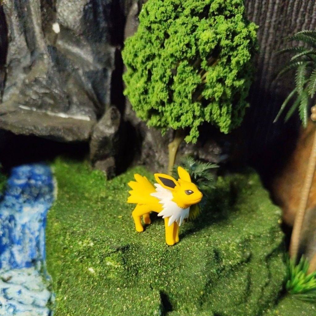 pokemon figure - jolteon - tomy