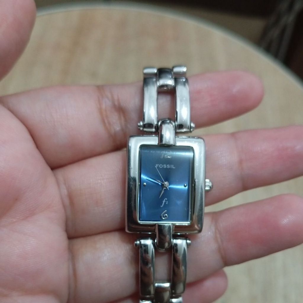 Bx1 J045 - Jam tangan Wanita Ocil Kotak silver inner Navy Preloved