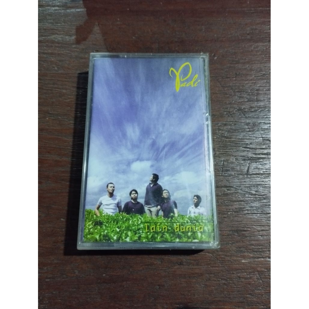 kaset pita Padi Lain Dunia