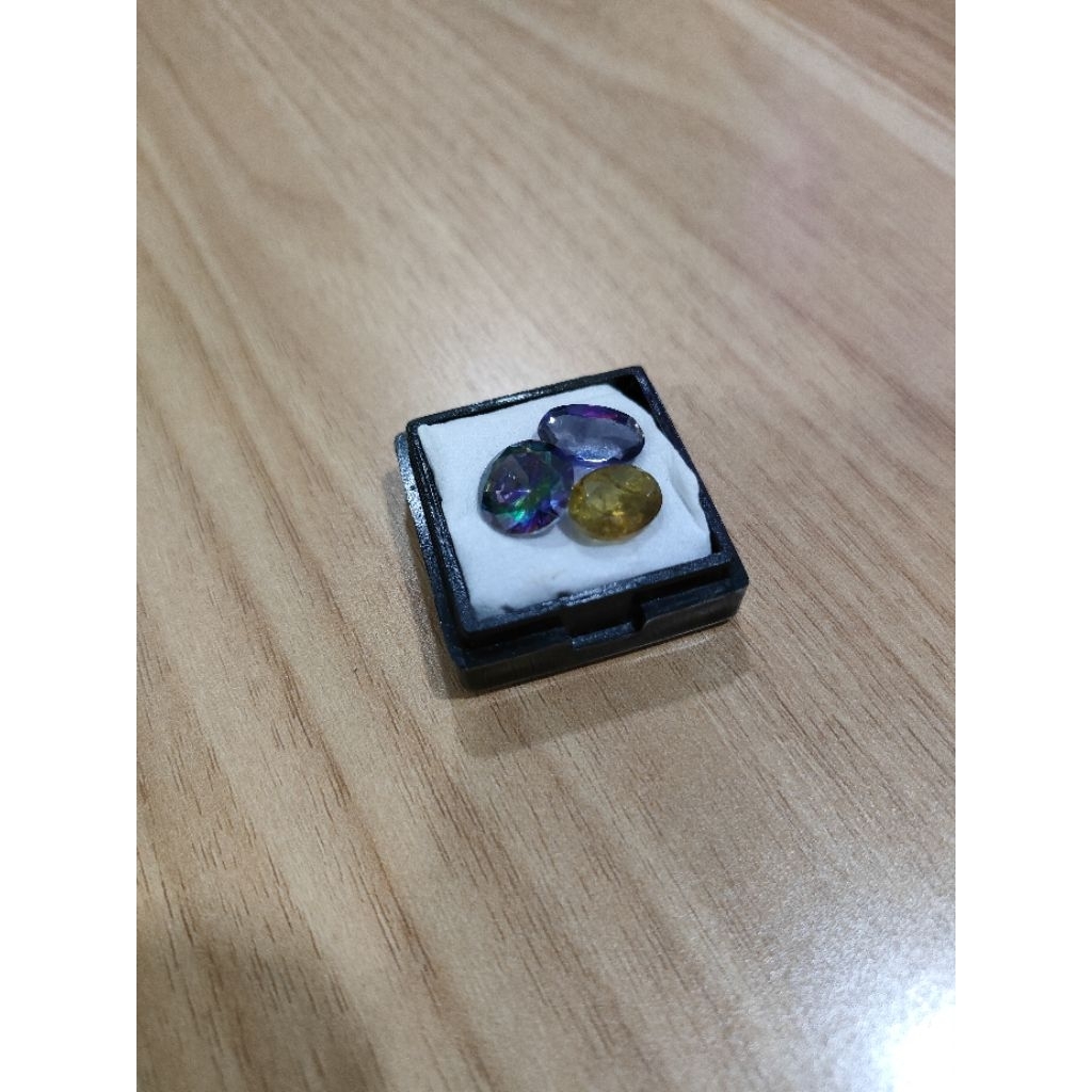 Tourmaline yellow, iolite blue, Mystique quartz (Jaminan Natural)