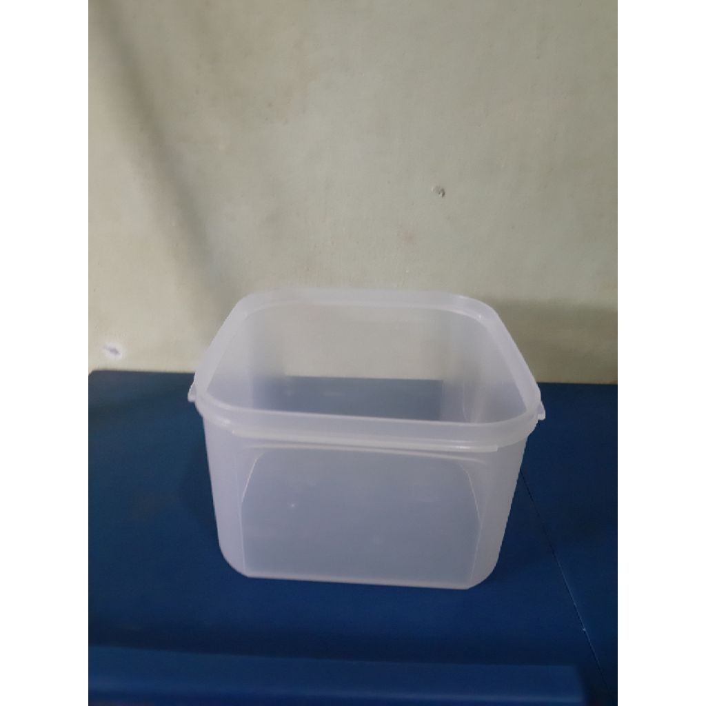TUPPERWARE BASE MM SQUARE 2,6L BARET(TANPA TUTUP)