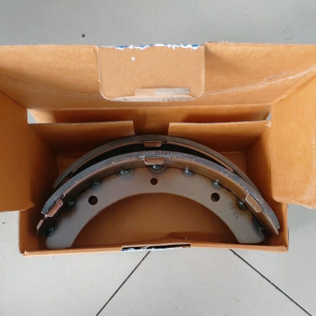Sepatu Kampas Rem Depan Mitsubishi Canter Engkel MC886180W Original