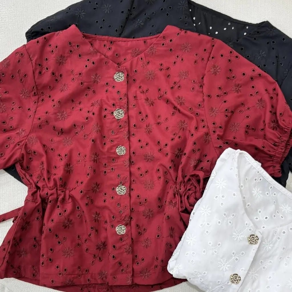 Chelsty - Carnes | Blouse Katun bolong, kerah O-neck, detail kerut bagian samping, kancing bunga bag