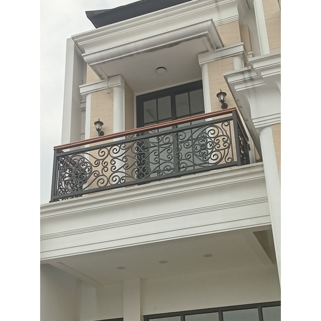 Railing Balkon Besi Tempa Klasik – Ornamen Elegan & Kokoh