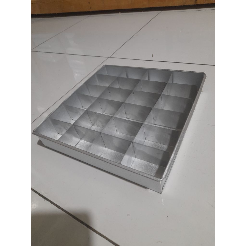 Loyang Sekat ukuran 22x22x4 Cm Isi 24 lubang / Loyang Brownies,Nastar kue / Anti Lengket