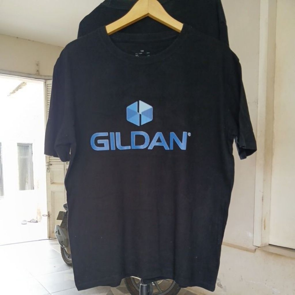 Kaos katun warna hitam pekat kerah kencang built up tanpa jahitan samping GILDAN second Original siz