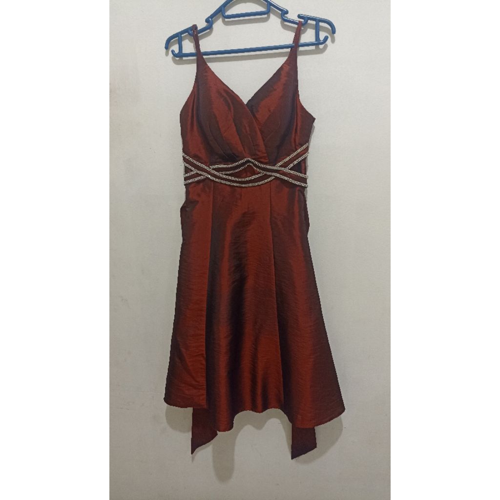 Gaun pesta mewah warna merah marun ada syal