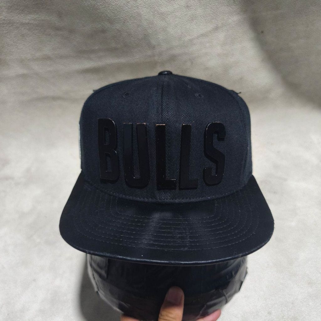 Topi snapback pria NBA Chicago Bulls hitam tulisan besi