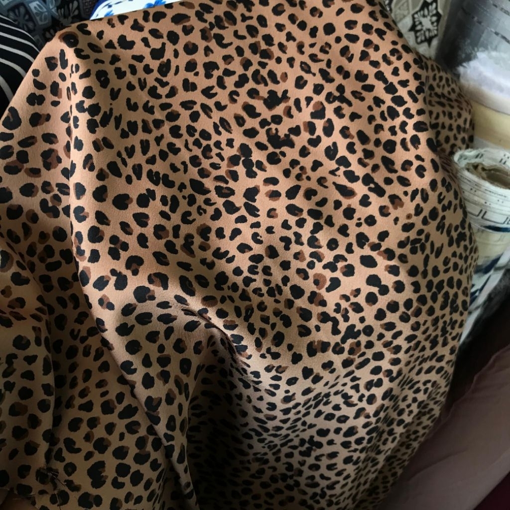 kain satin motif - kain satin motif macan tutul - kain satin motif leopard - kain satin motif dw