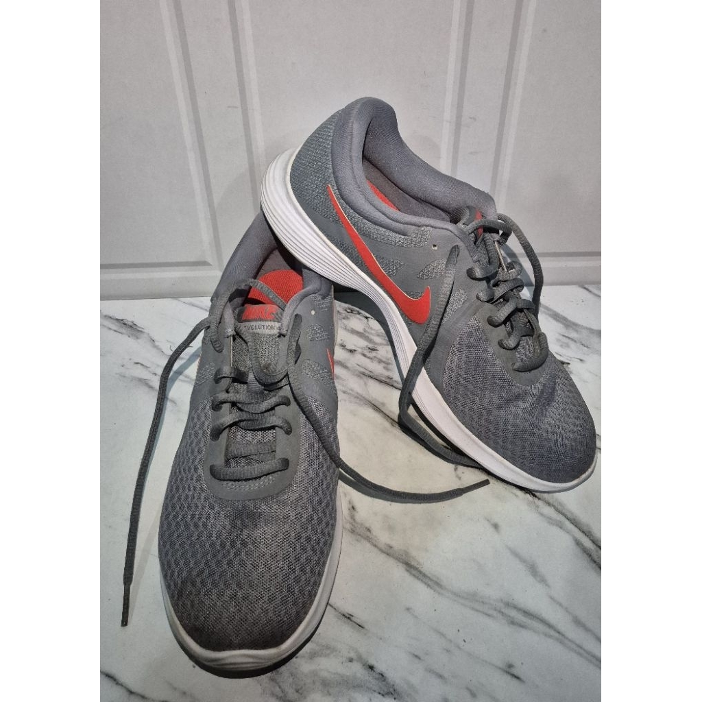 Sepatu Nike Revolution Original Size 41 Second Bekas Layak Pakai – Running Sneakers Pria Abu Merah M