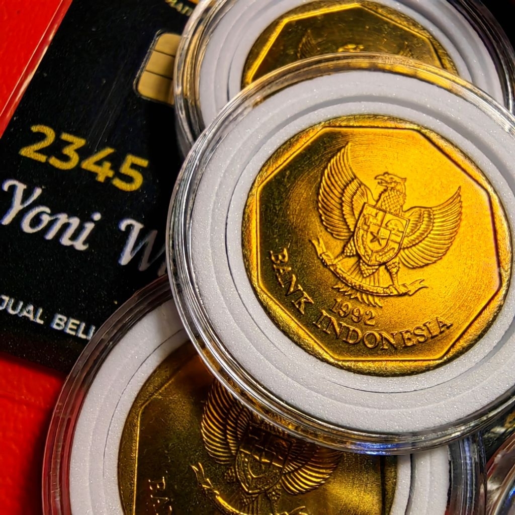 GRESS BARU original 100 rupiah karapan sapi tahun 1992 (TAHUN LANGKA ) beserta pelindung koin