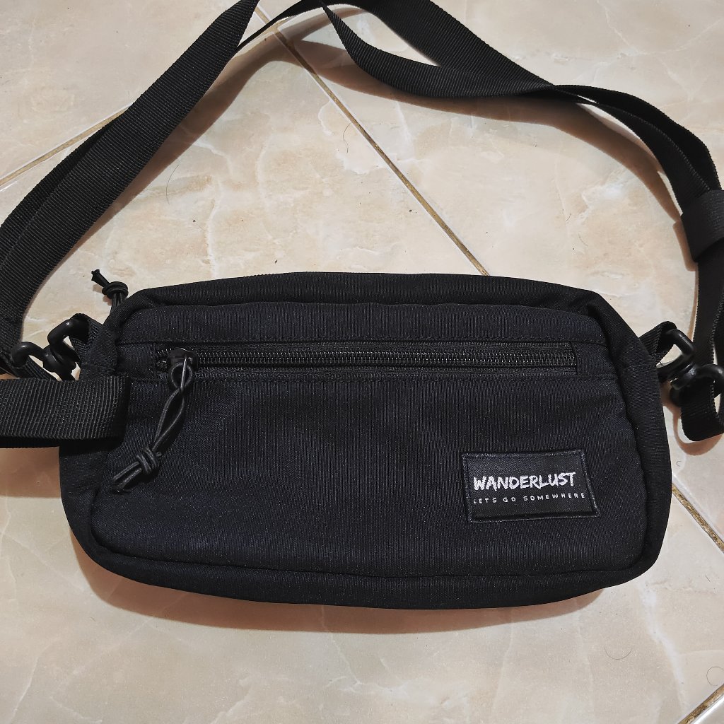 TAS SELEMPANG WANDERLUST HITAM