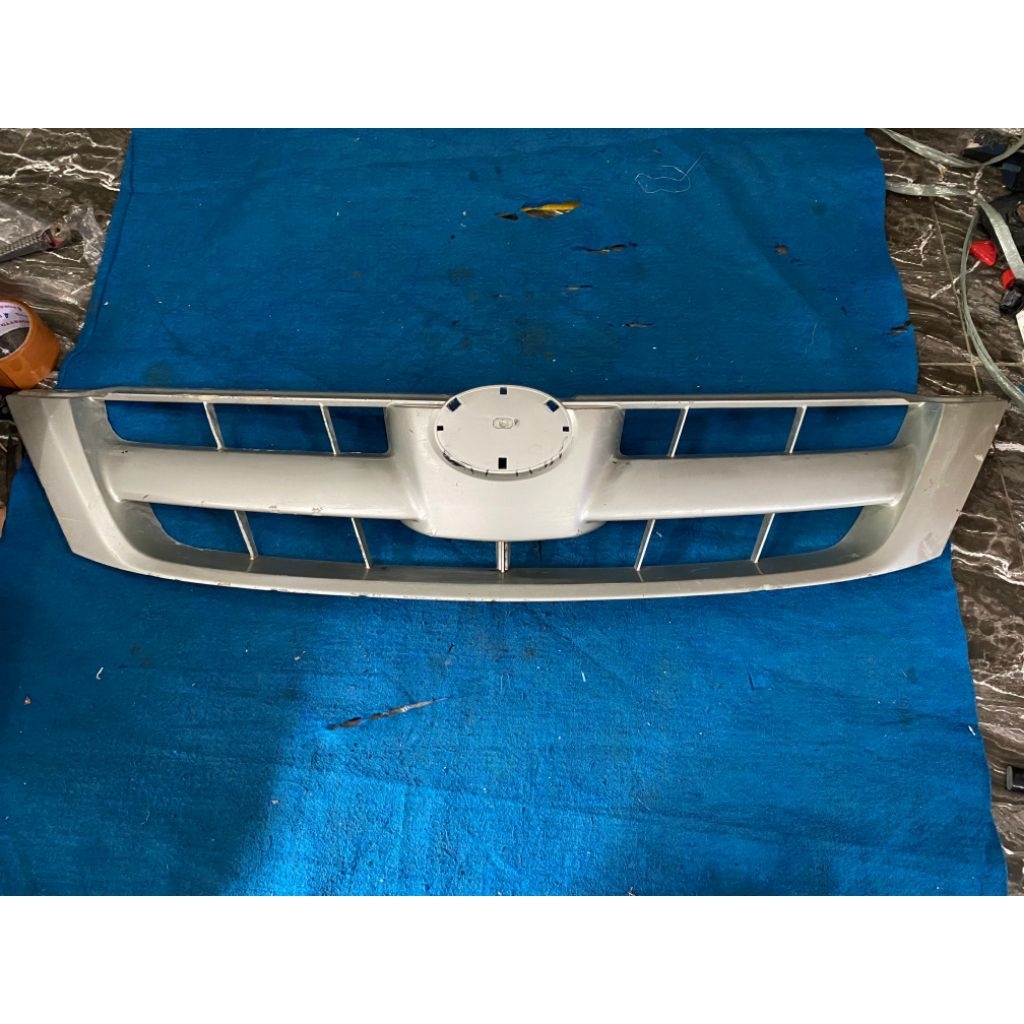 Grill gril lambang depan Toyota innova lama 2004 original