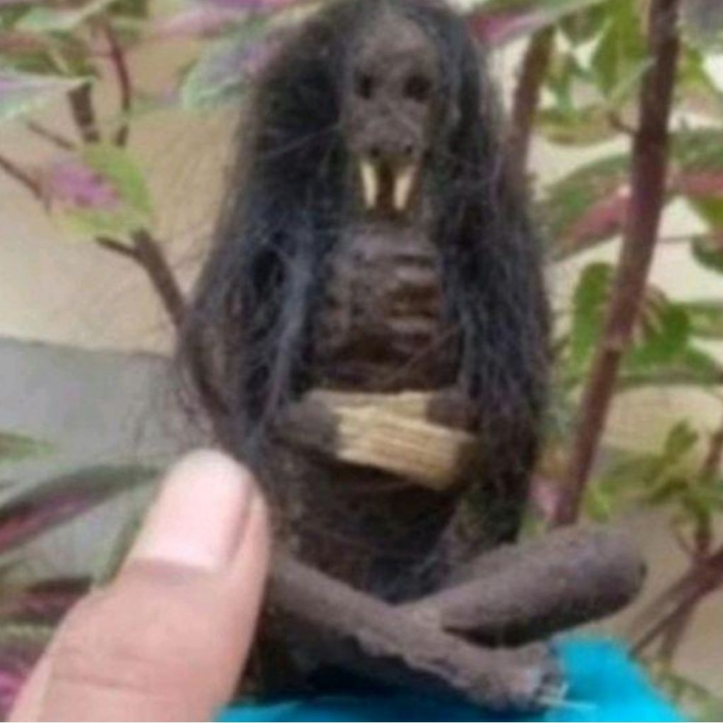 perlengkapan alat sulap boneka bk duduk mata bisa menyala