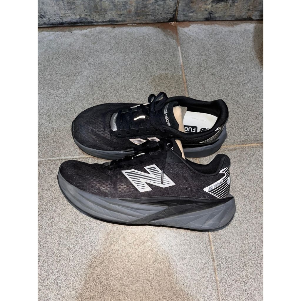 sepatu lari fuelcell rebel black