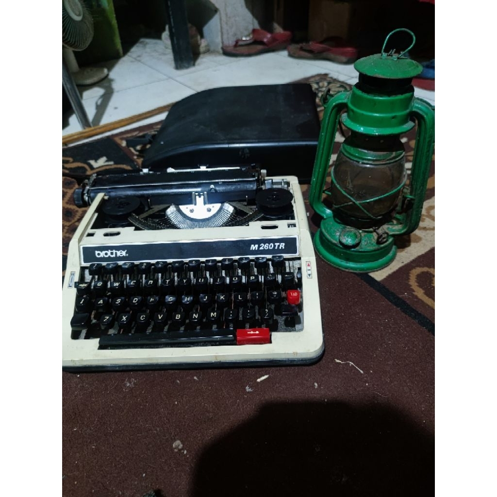 Mesin Tik dan Lentera jadul ANTIK