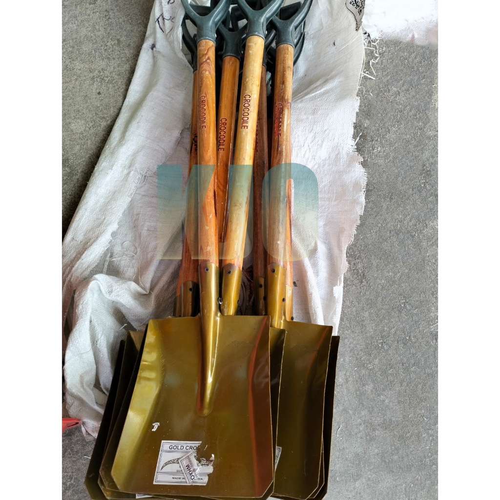 SEKOP PASIR CAP BUAYA / SEKOP GAGANG KAYU CAP CROCODILE