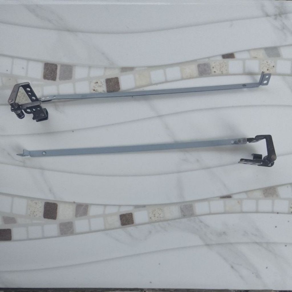 Engsel Laptop Toshiba satelite L735