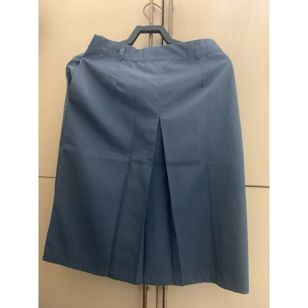 PRELOVED ROK SMA ABU ABU PENDEK (span belah tengah)