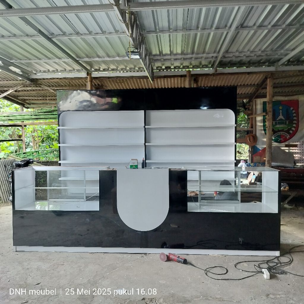 Rak Display Toko kosmetik parfum