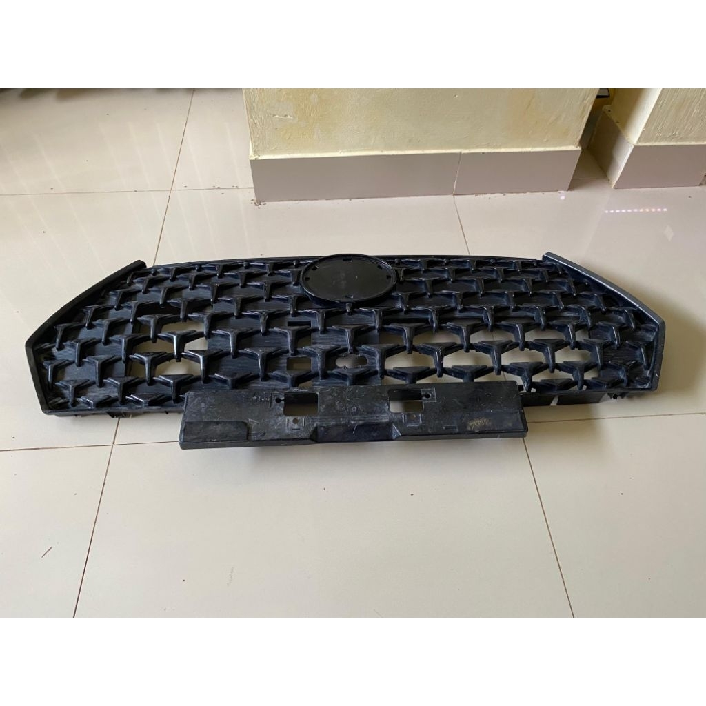Gril grill lambang depan Avanza Veloz 2024 original