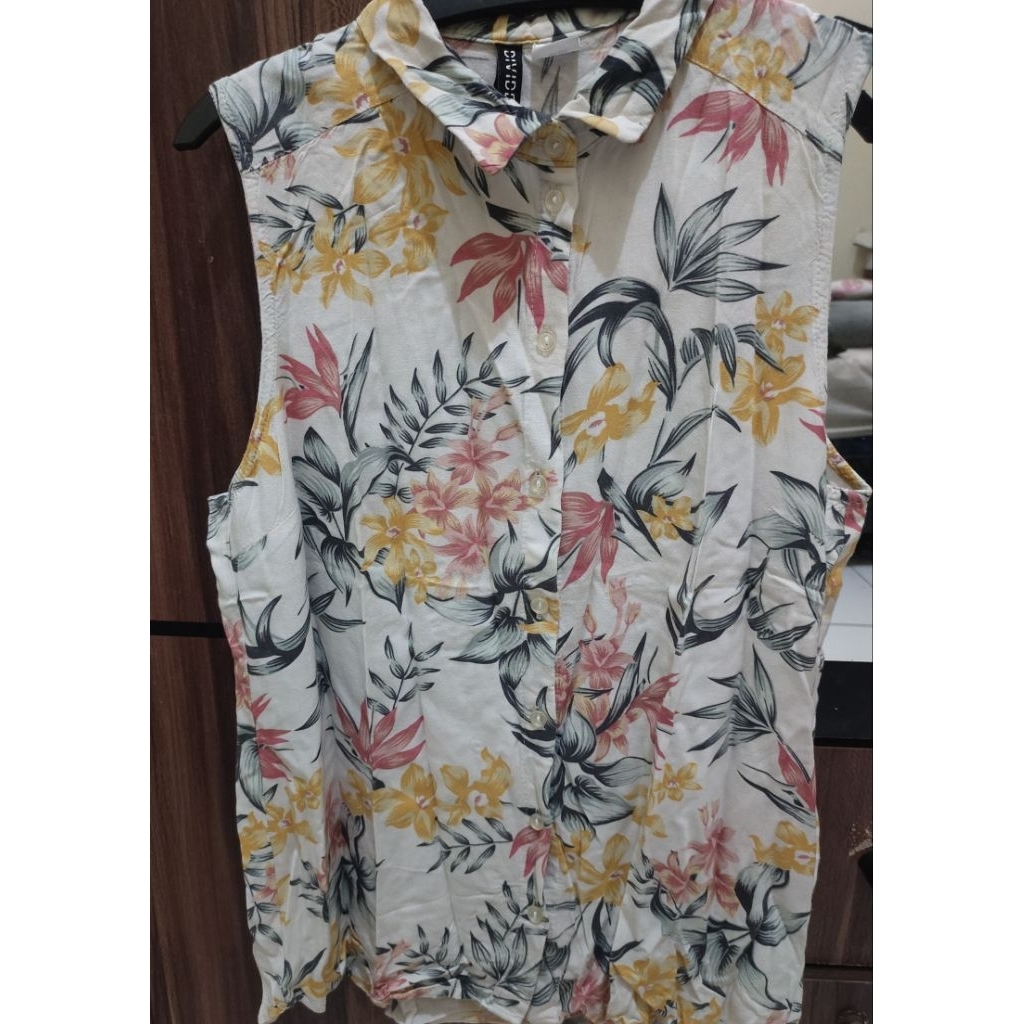 PRELOVED H&M Divided Shirt Sleeveless Wanita Putih Motif Floral Bunga Kemeja Tanpa Lengan Inner HnM