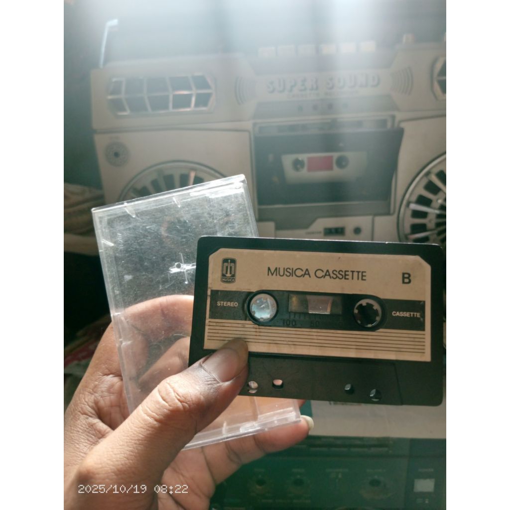 Kaset Pita Chrisye Titian Karir (Tanpa Cover)