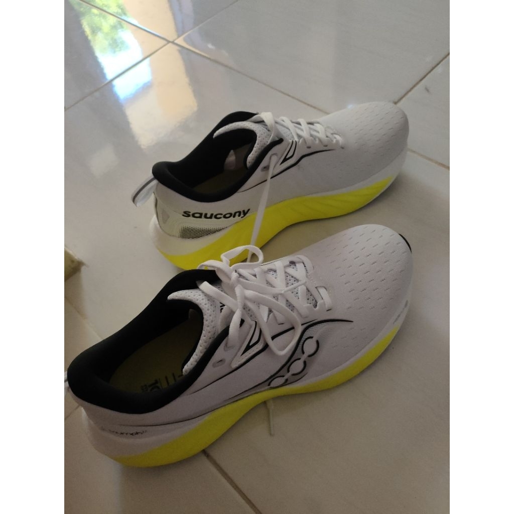 sepatu running lari saucony triumph 22