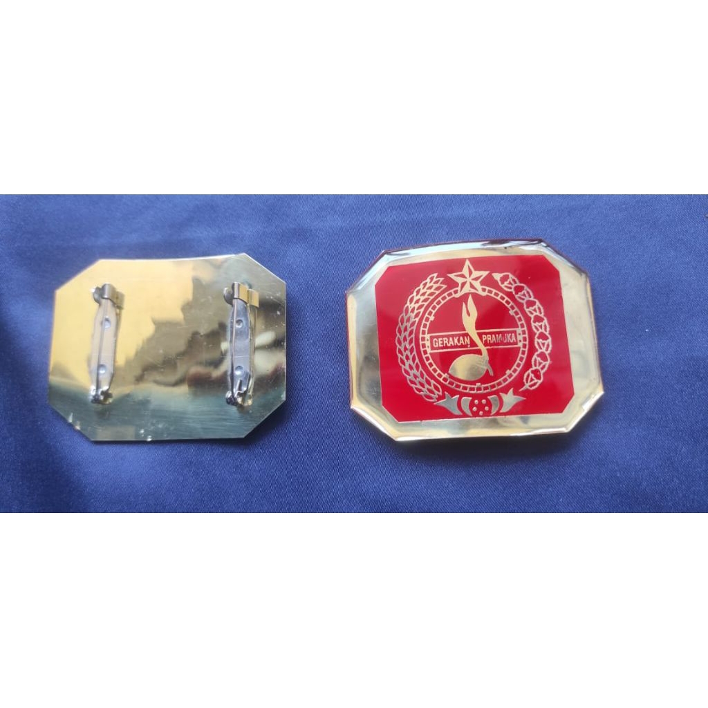 Tanda Topi Pembina Pramuka Kuning & Merah – Bahan Kuningan Etsa Premium