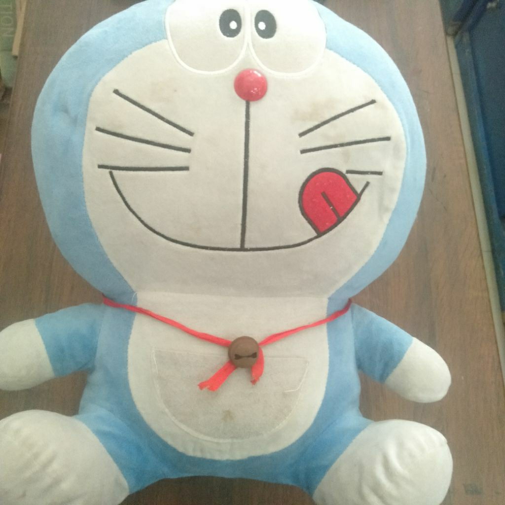Boneka Doraemon Besar