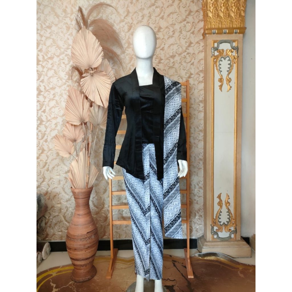 Setelan Kebaya Kutubaru Bludru Warna Hitam/Kebaya+Selendang+Jarik Wiru Plisket Motif Sodan Putih