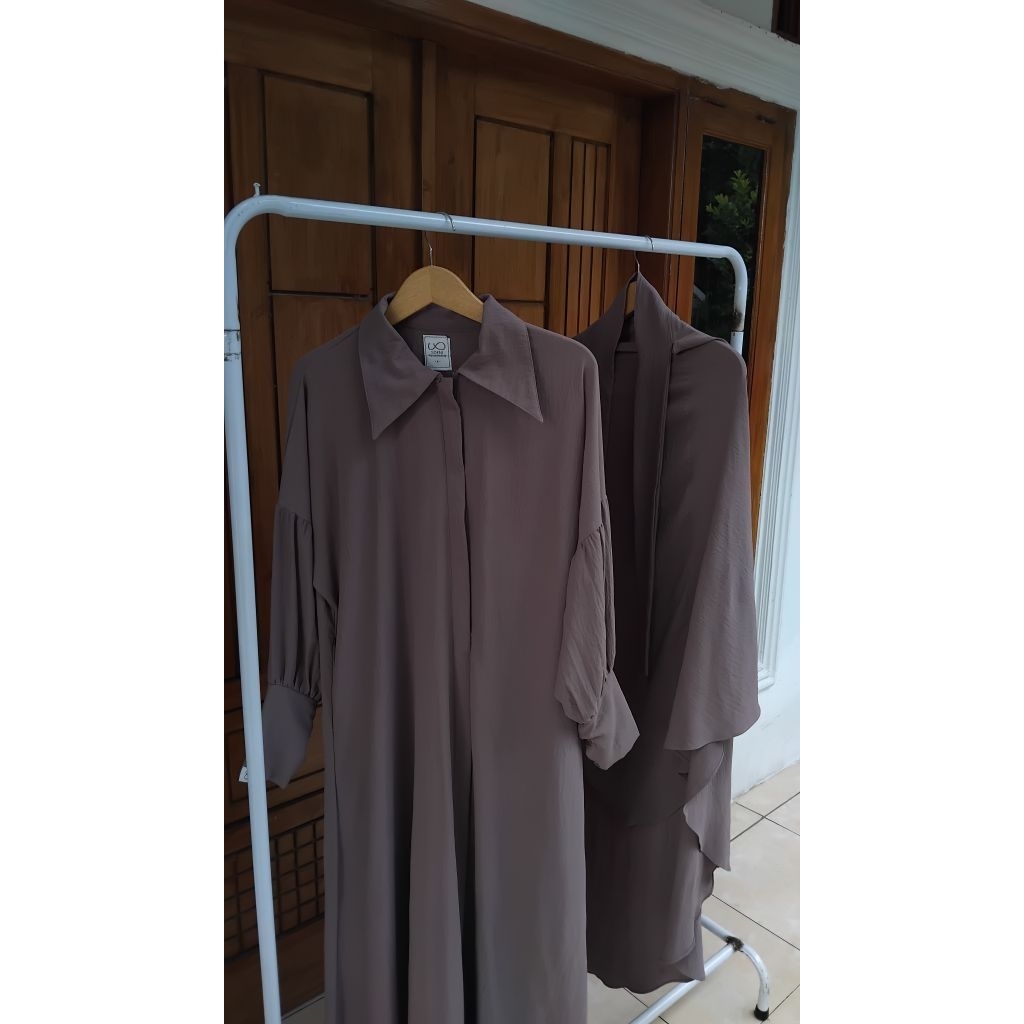 Set Gamis dan French Khimar Crinkle bySofni Nude size S PRELOVED