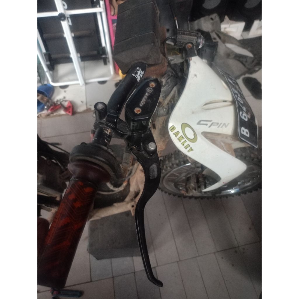 pengereman depan set Suzuki spin (master rem & hendel Brembo)