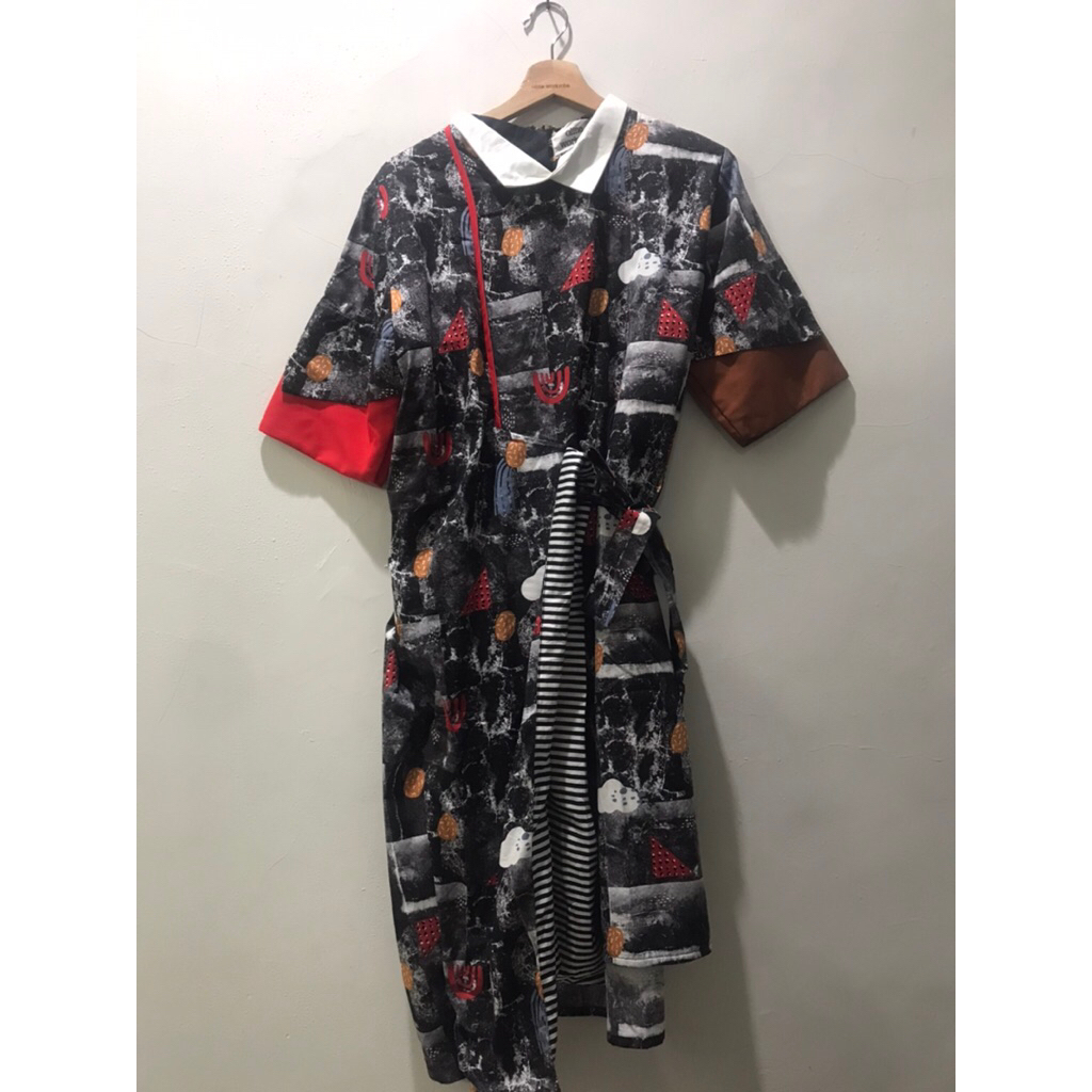 OLINE WORKROBE -  LOOSE BELTED DRESS IN BLACK MARBLE